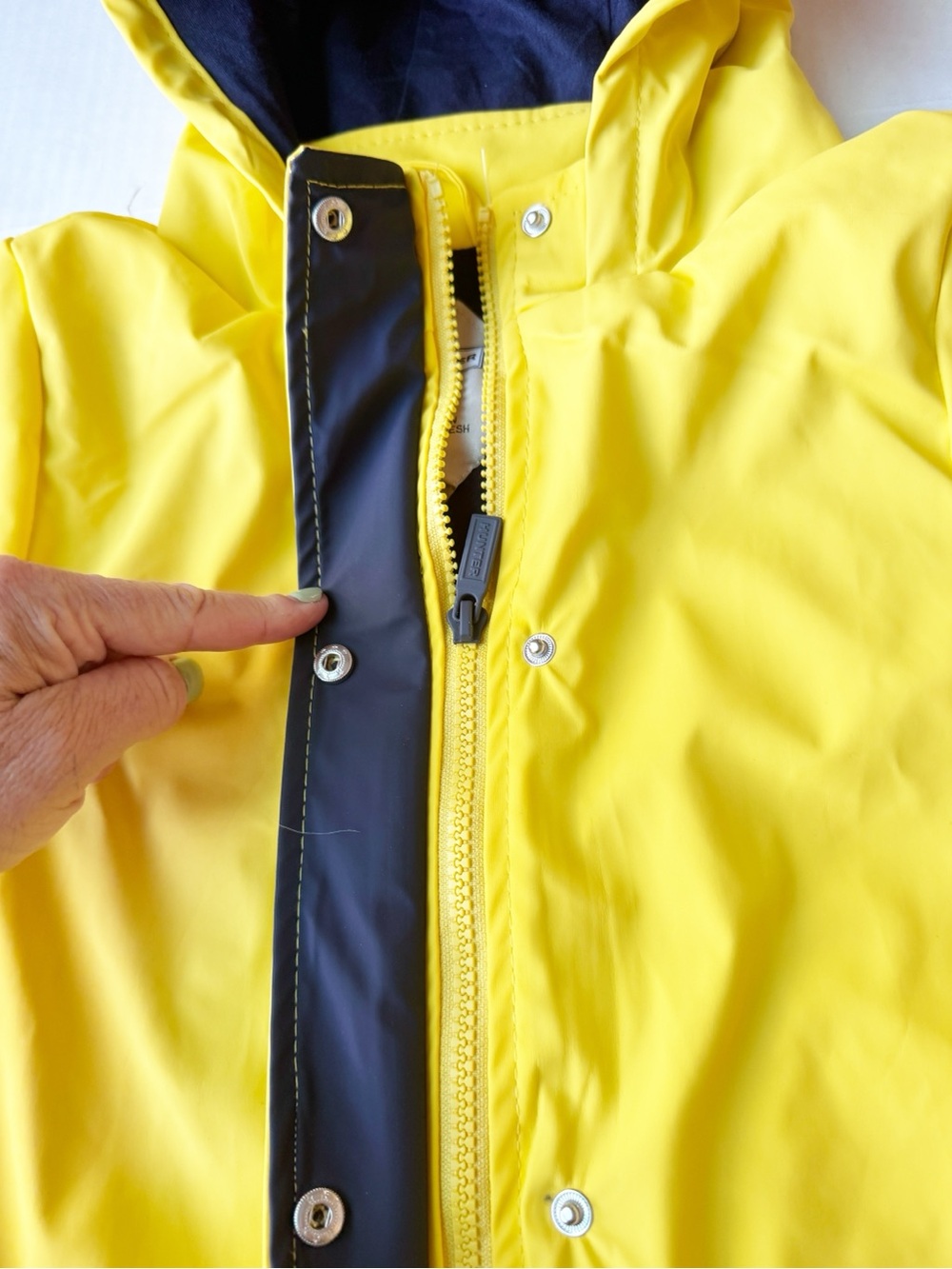 Hunter New Boys Water
Resistant Long Hooded Rain Jacket in Yellow NWT Size 8Y - Picture 7 of 14